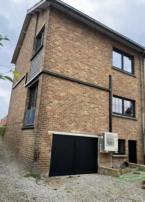 Maison avec ne nouveaux châssis et une nouvelle porte de garage