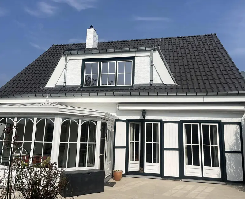 Nouveaux châssis et véranda placés sur une maison