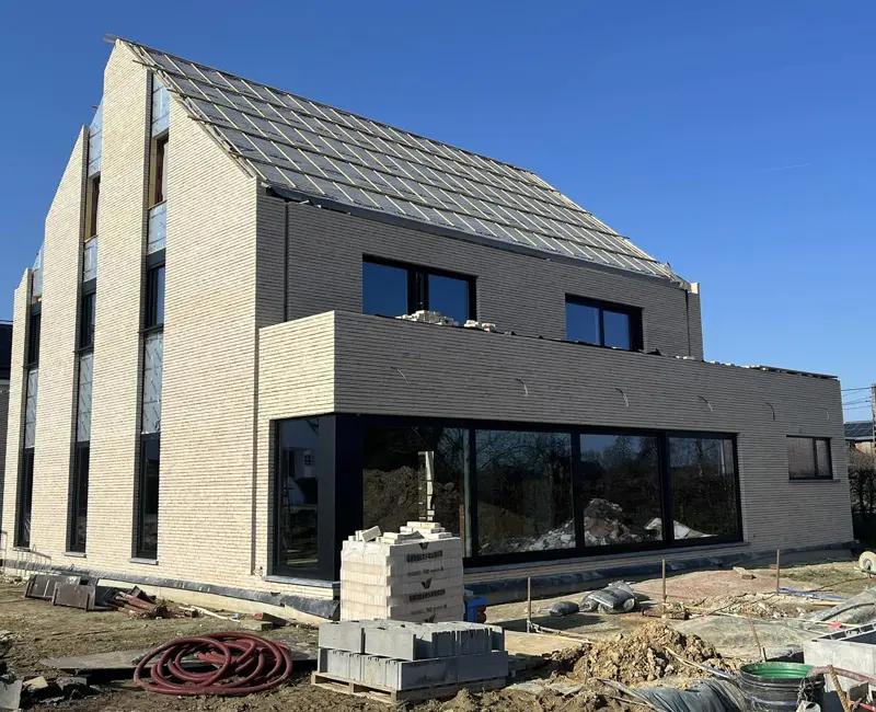 Nouveaux châssis placé sur une villa